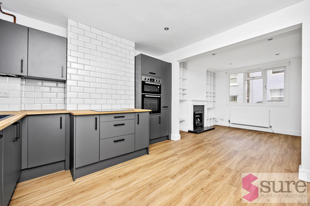 Property photo 2 of 10 Kitchen/Lounge