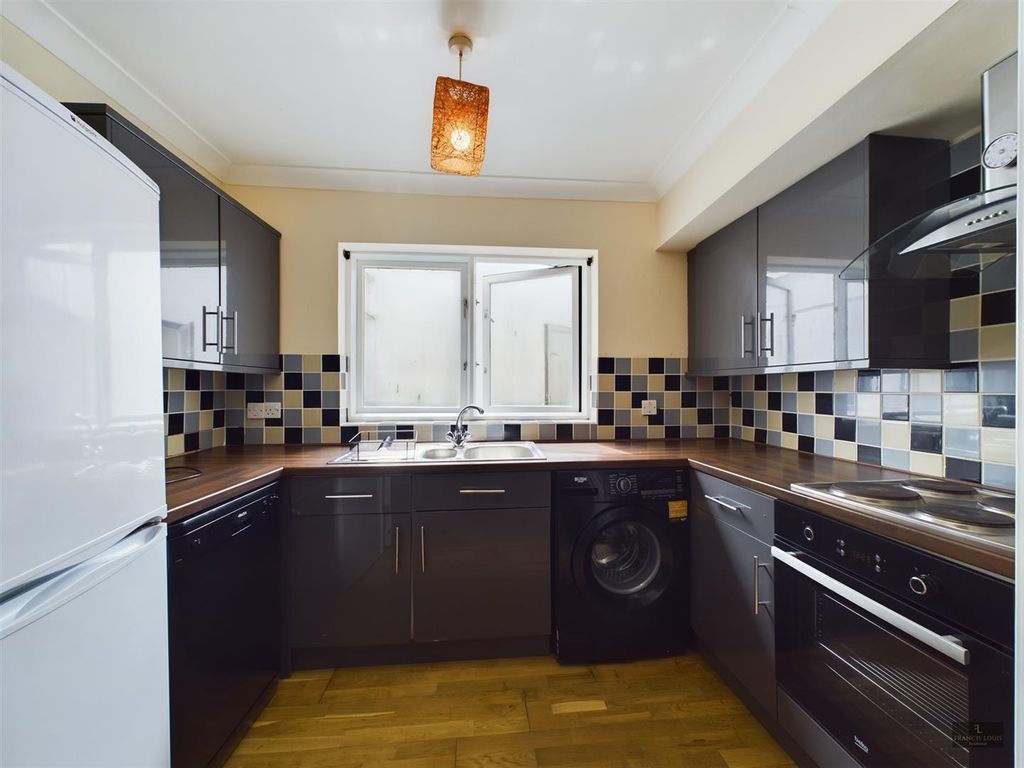 Property photo 3 of 10 Kitchen