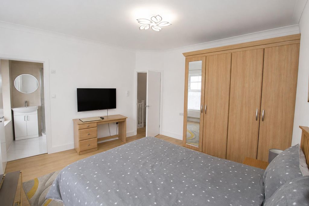 Property photo 3 of 10 5B1d5Be7-2F30-42F3-A699-c9A5B2Ec82d4.Png