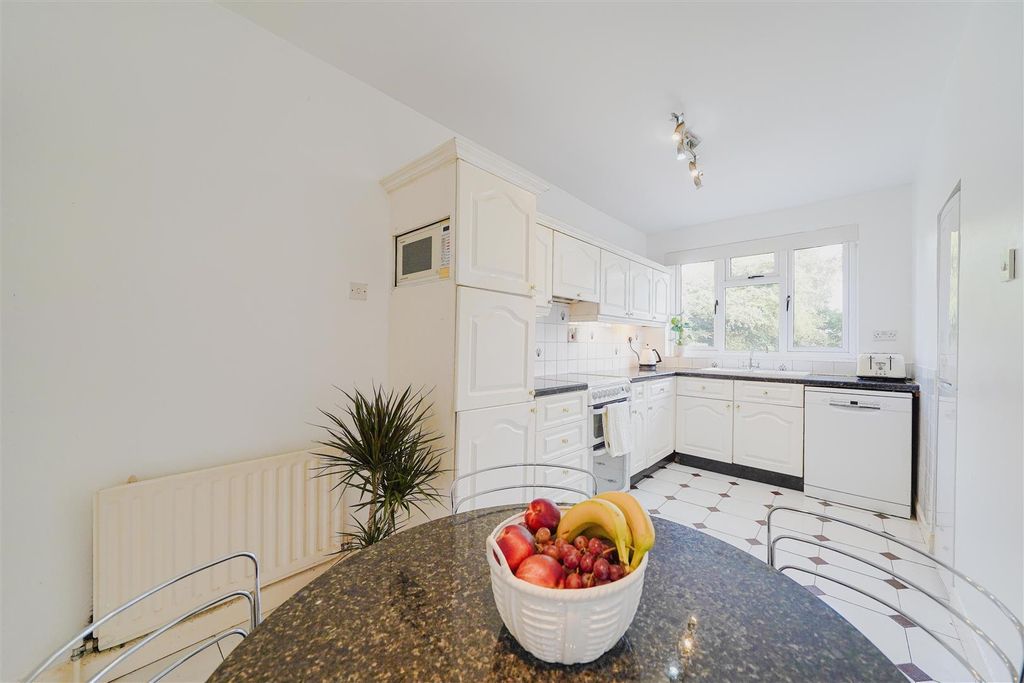 Property photo 2 of 33 Breakfast Kitchen