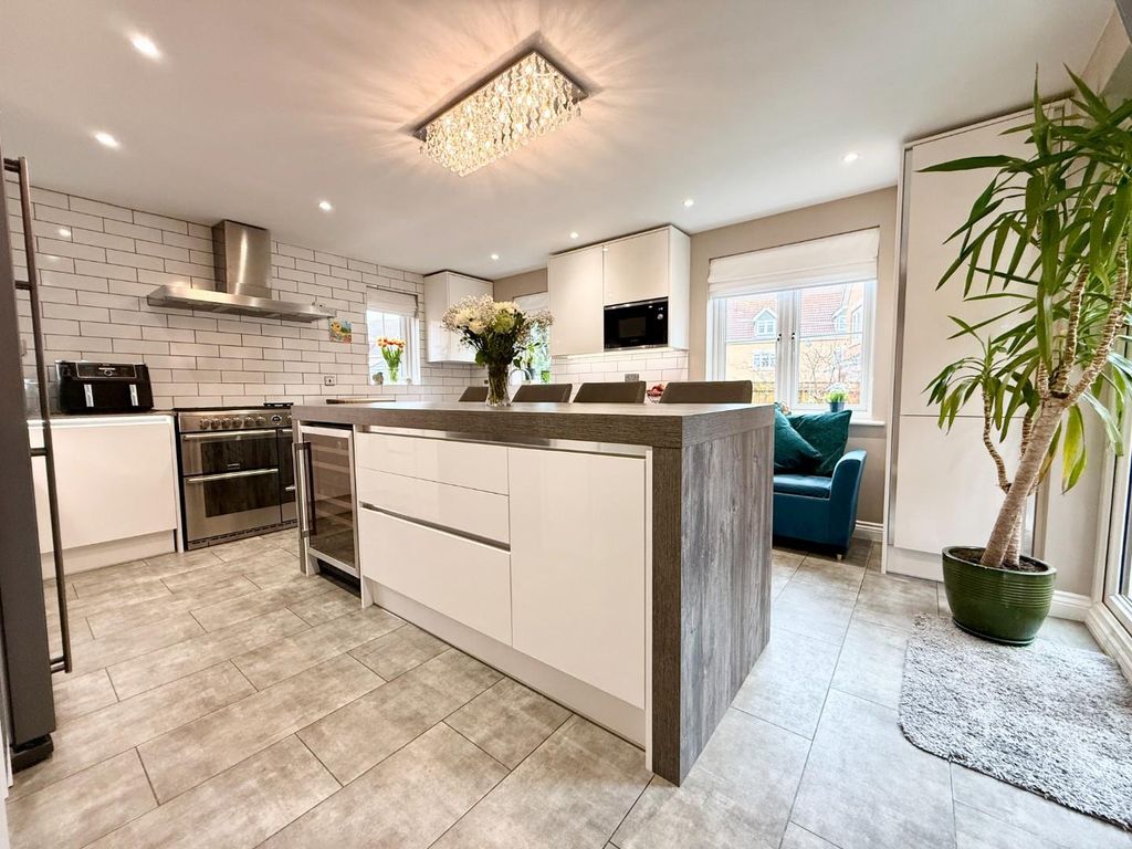 Property photo 2 of 28 Kitchen