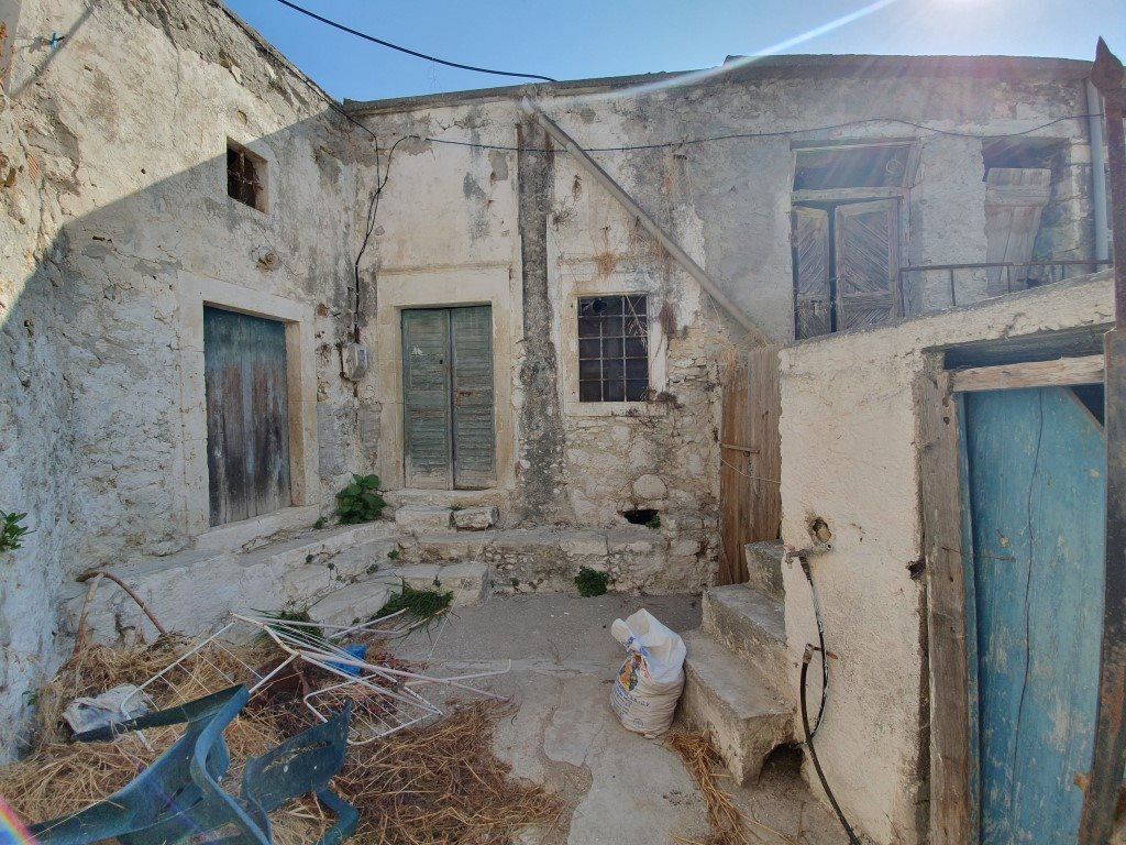Property photo 1 of 10 For Sale Detached House 250 m² In Crete