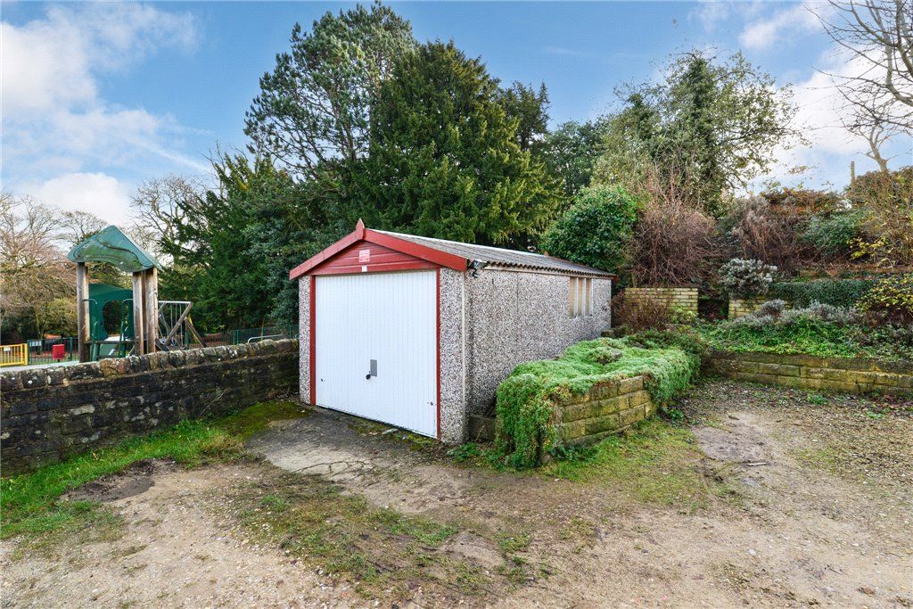 Property photo 3 of 17 Garage