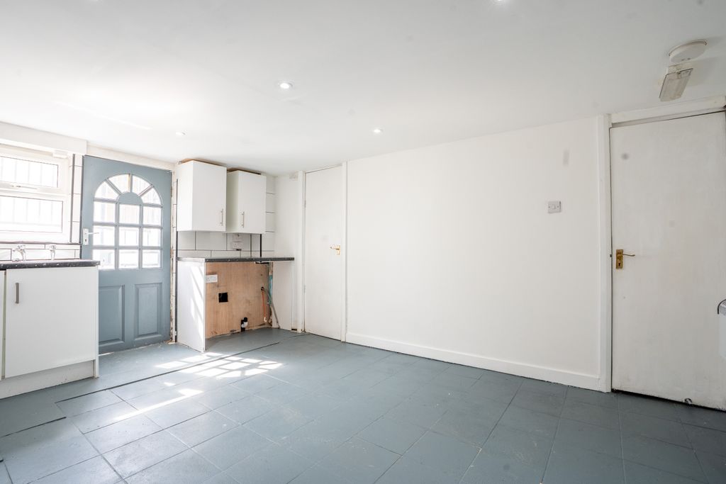 Property photo 2 of 11 Flata11Broughtonterraceleedsls96Ba3