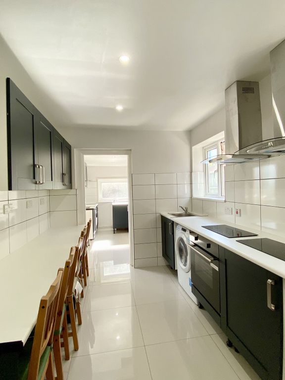 Property photo 3 of 9 Kitchen 1