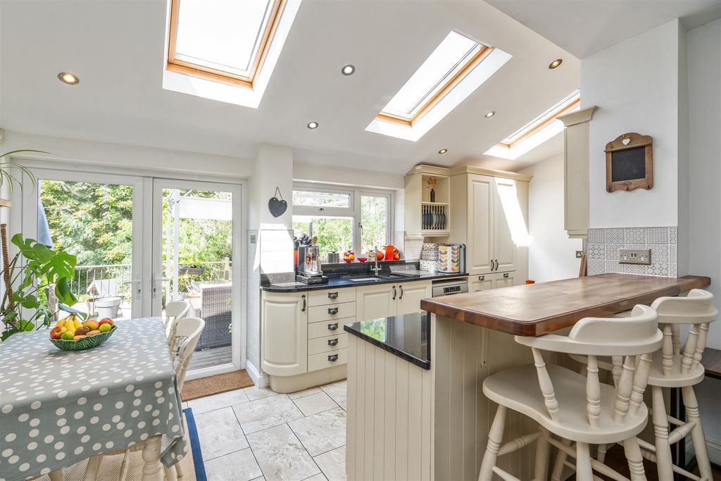 Property photo 2 of 19 4 Hillfield Road_14.Jpg