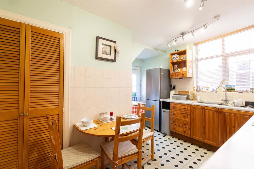 Property photo 3 of 7 Kitchen