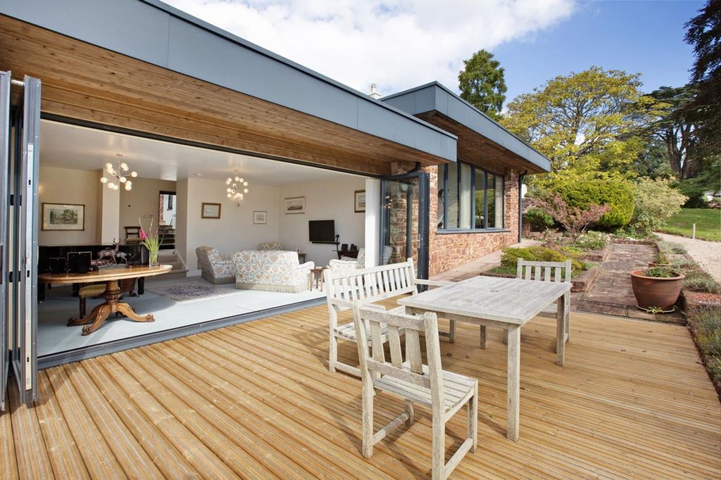 Property photo 2 of 27