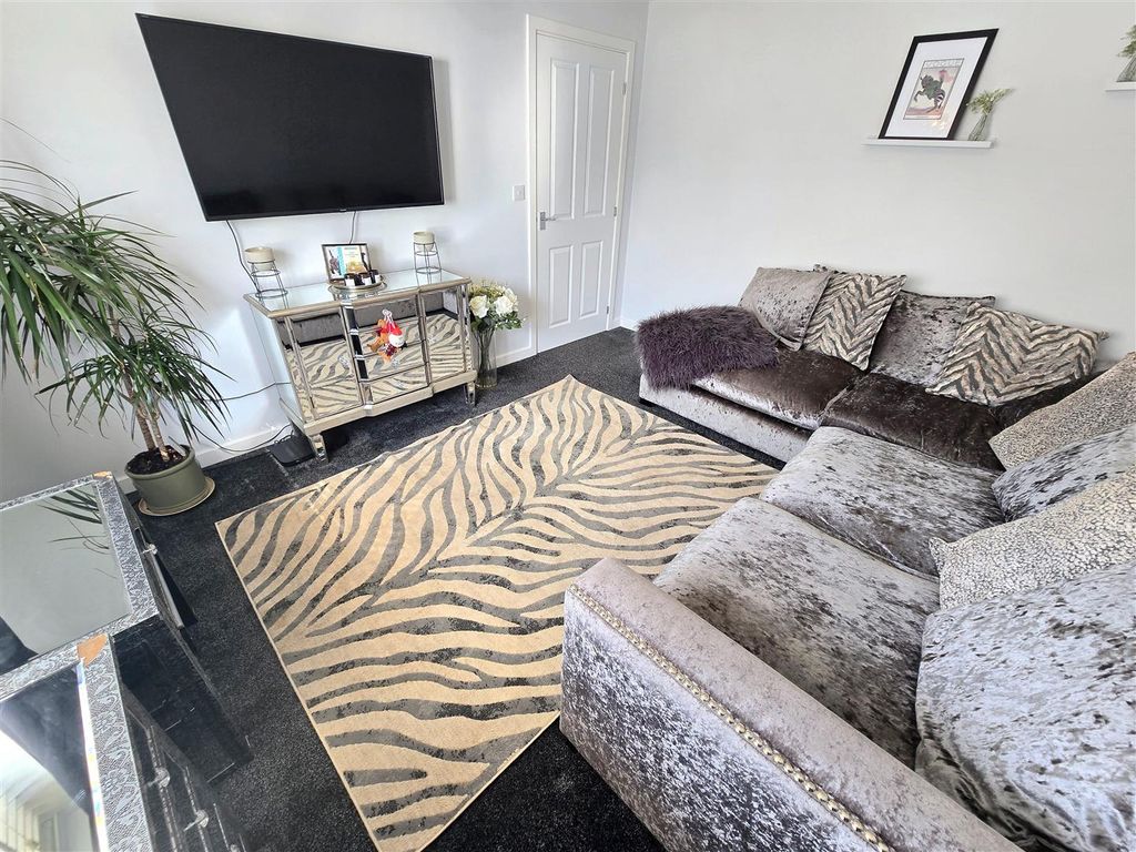 Property photo 2 of 16 Lounge