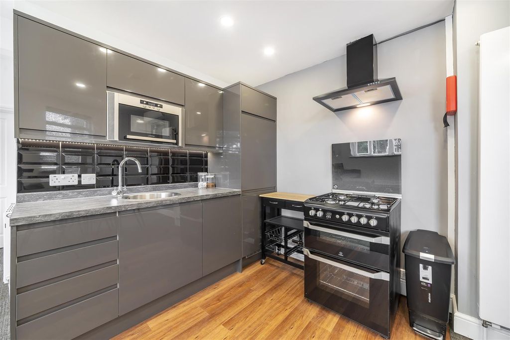 Property photo 2 of 7 Helliwell&Co