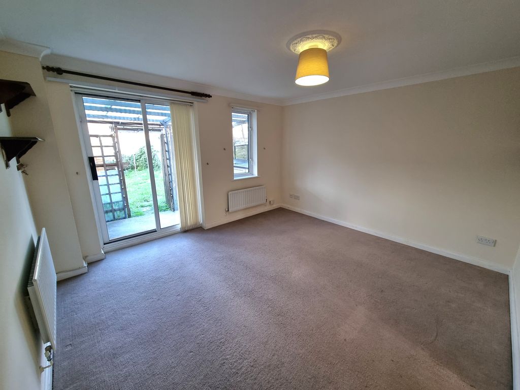 Property photo 3 of 10 Living Room