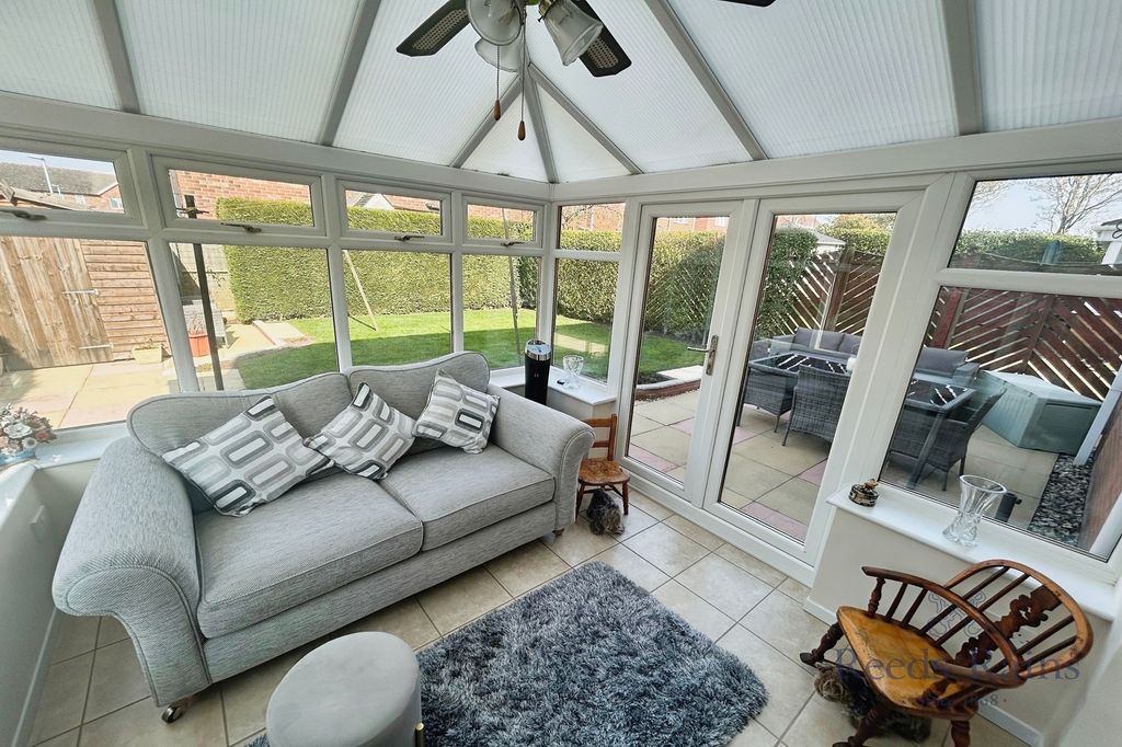 Property photo 3 of 19 Conservatory