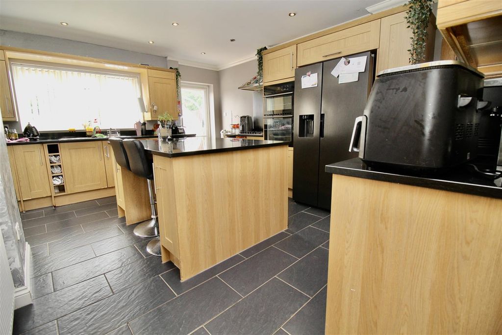 Property photo 3 of 16 Open Plan Breakfast Kitchen