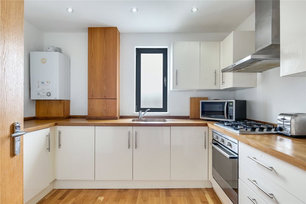 Property photo 2 of 18 Kitchen