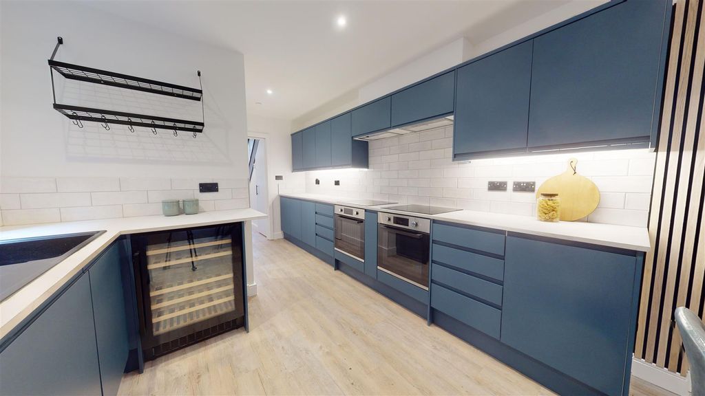 Property photo 3 of 65 7-Llantwit-Street-07312023_131344.Jpg