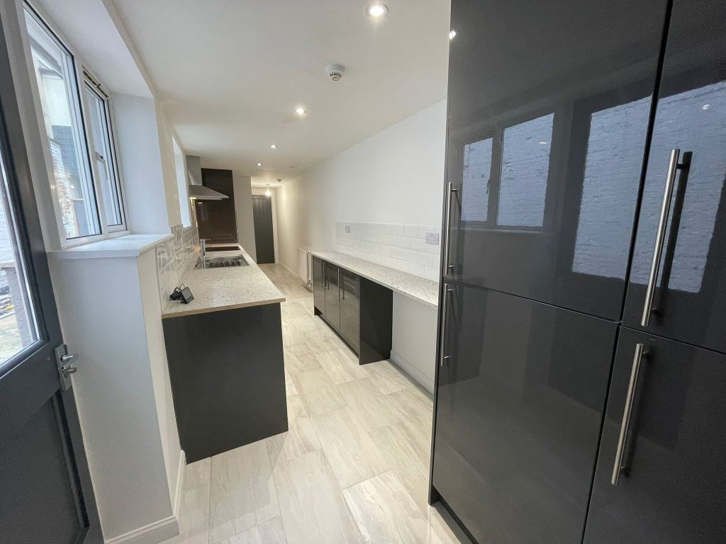 Property photo 3 of 8 Kitchen