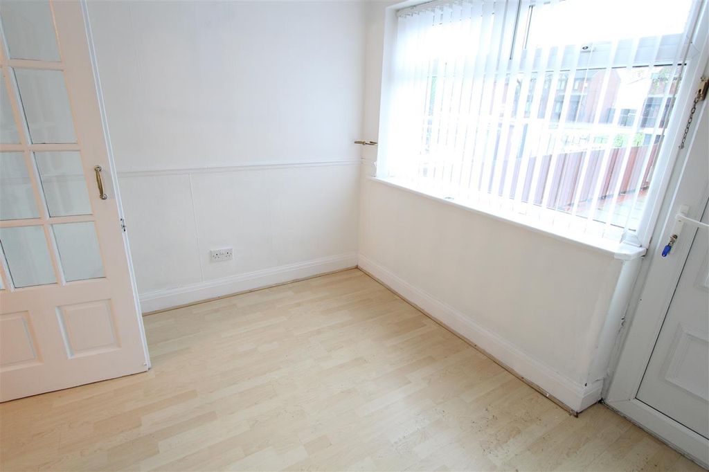 Property photo 2 of 8 Entrance Hall