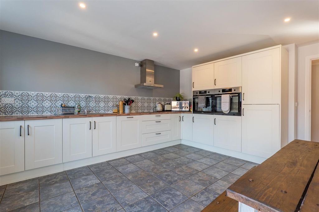 Property photo 3 of 35 Kitchen/Diner