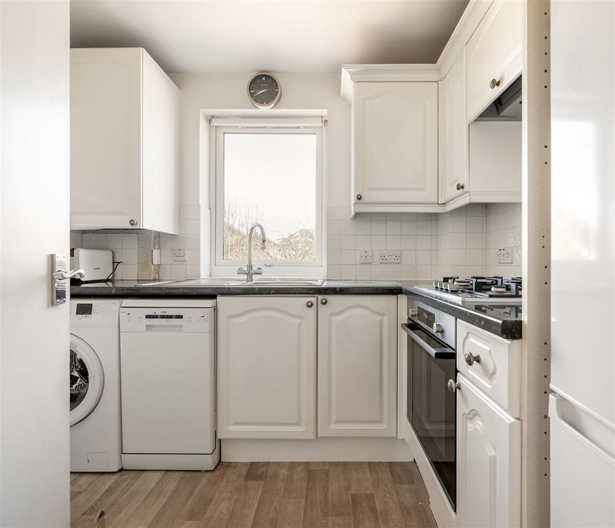 Property photo 3 of 27 Lime Tree Close, E18