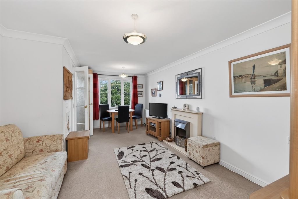 Property photo 2 of 17 Lounge/Diner