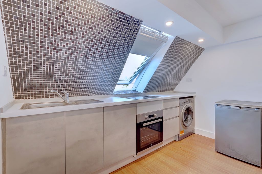 Property photo 3 of 6 Picture No. 10