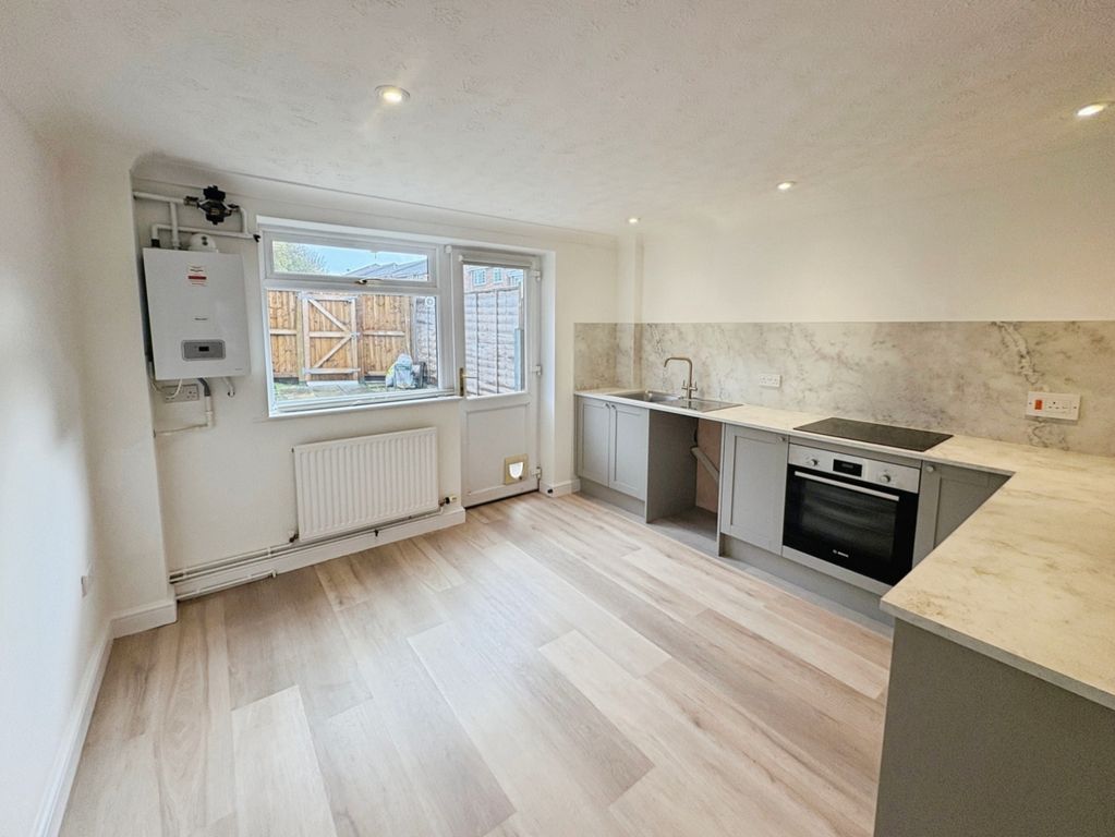 Property photo 3 of 8 Pbox-Kitchen-353895.Jpg