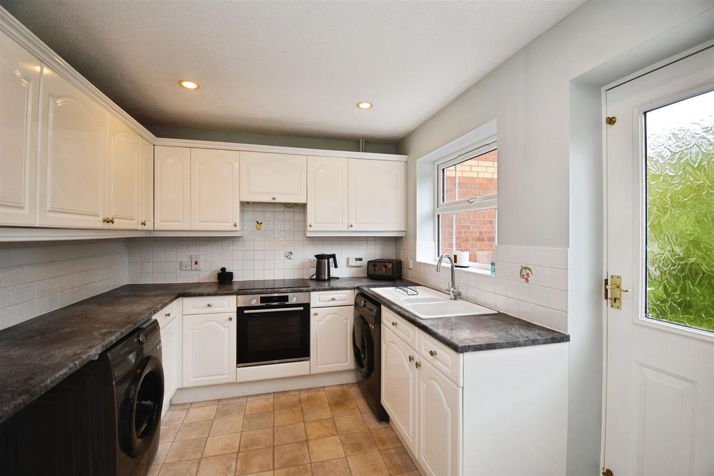Property photo 3 of 16 Kitchen