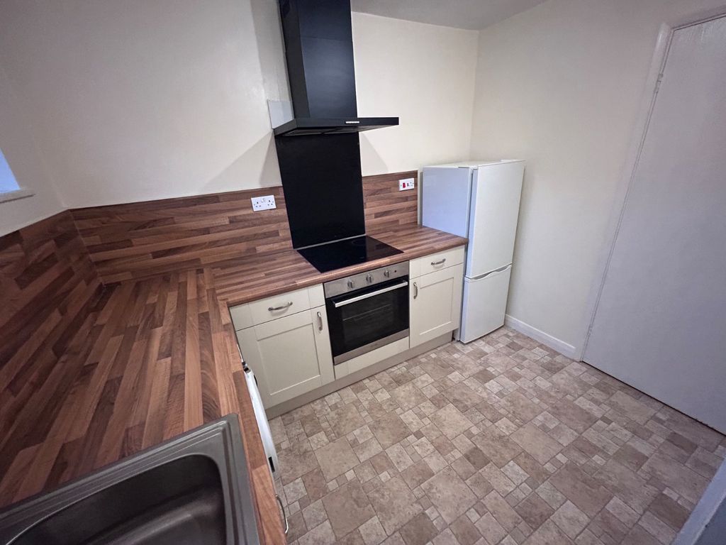 Property photo 3 of 10 Kitchen