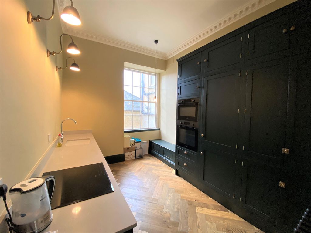 Property photo 3 of 8 Kitchen