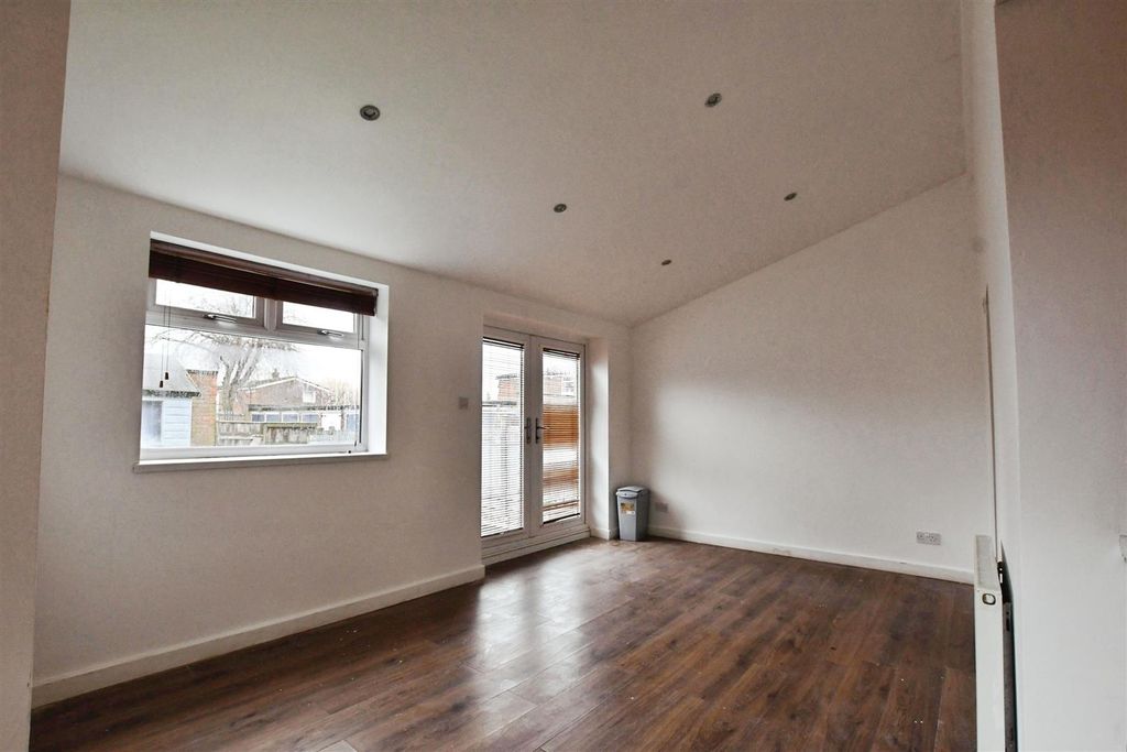 Property photo 3 of 17 Day Room