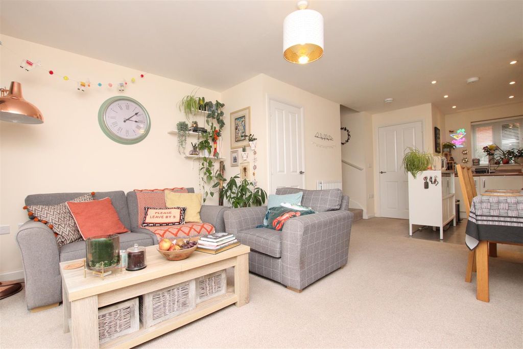 Property photo 2 of 16 Living Room..Jpg