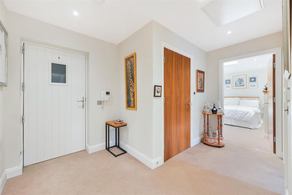 Property photo 2 of 12 Furze Hill Court, Flat 11  (6).Jpg