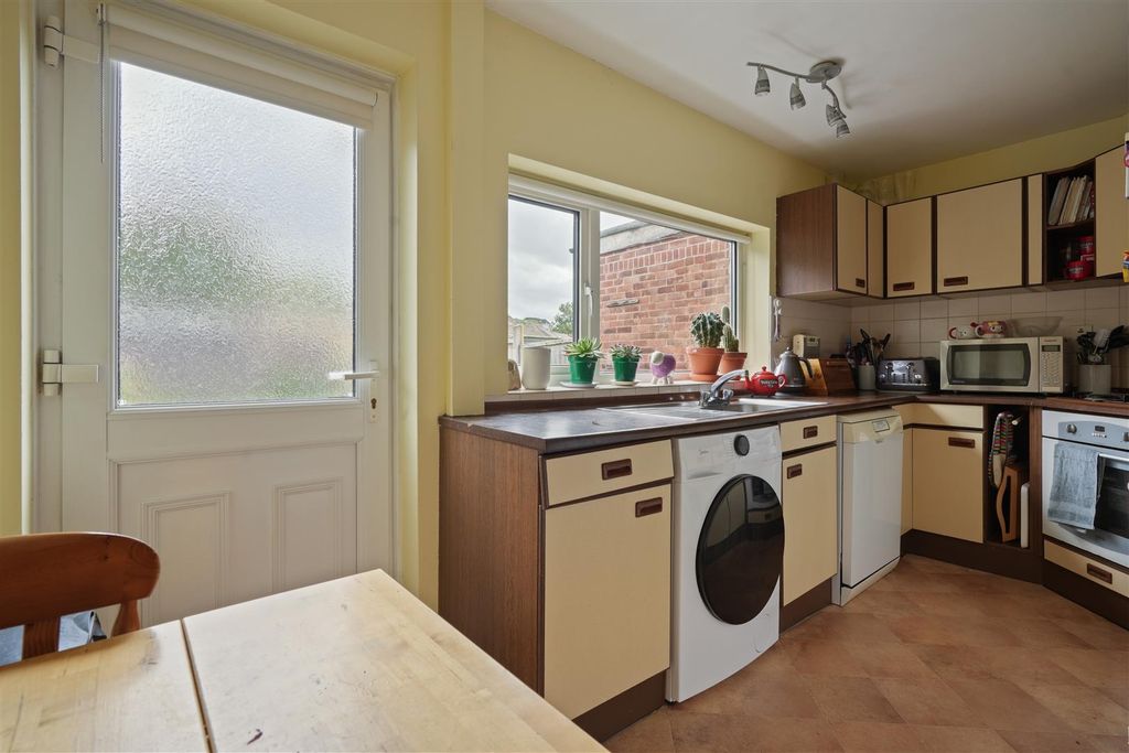 Property photo 3 of 18 Kitchen