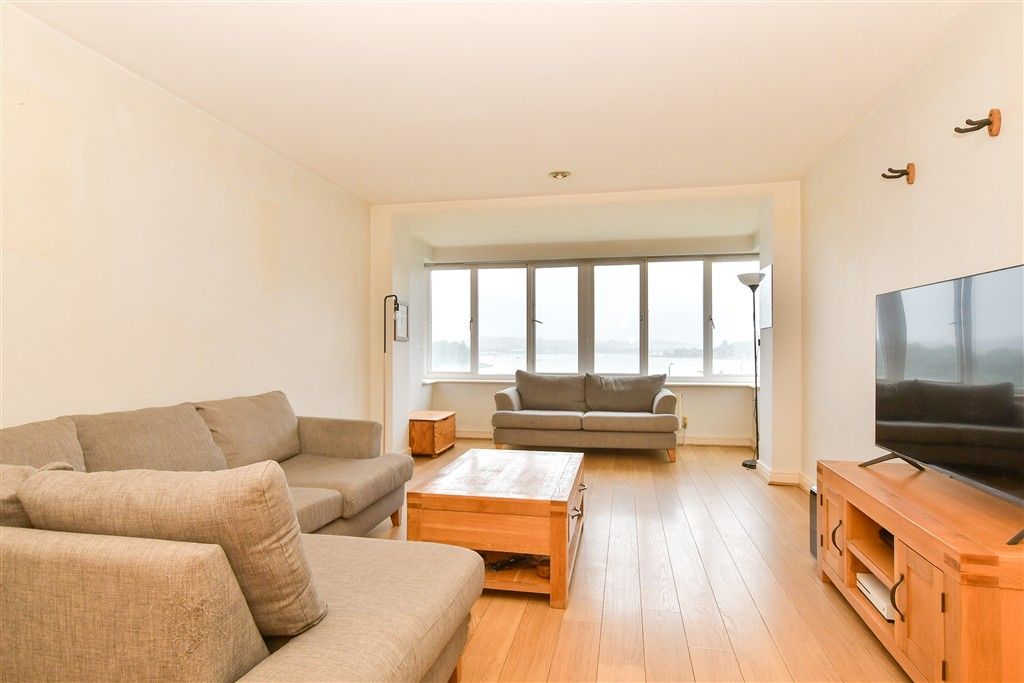 Property photo 3 of 17 Lounge