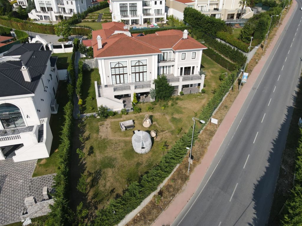 Property photo 3 of 23 Sensational Istanbul Property For Sale In Buyukcekmece - Private Garden