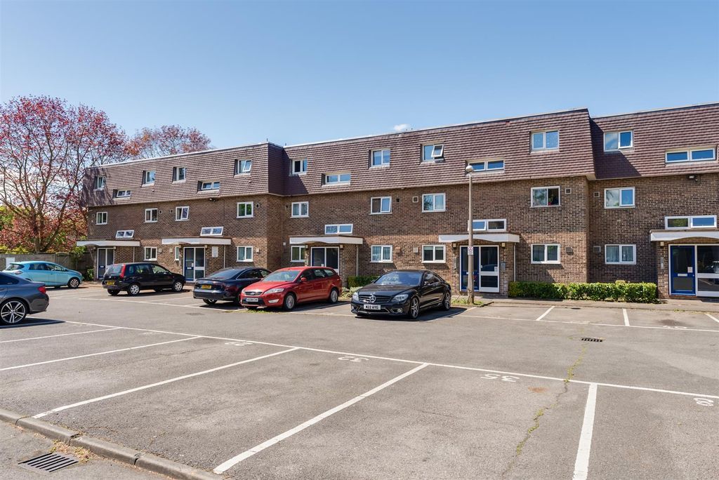 Property photo 1 of 6 Bays Farm Court-5.Jpg