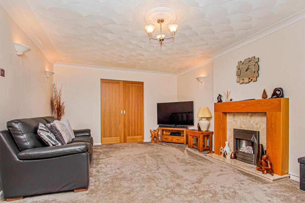 Property photo 3 of 23 Lounge