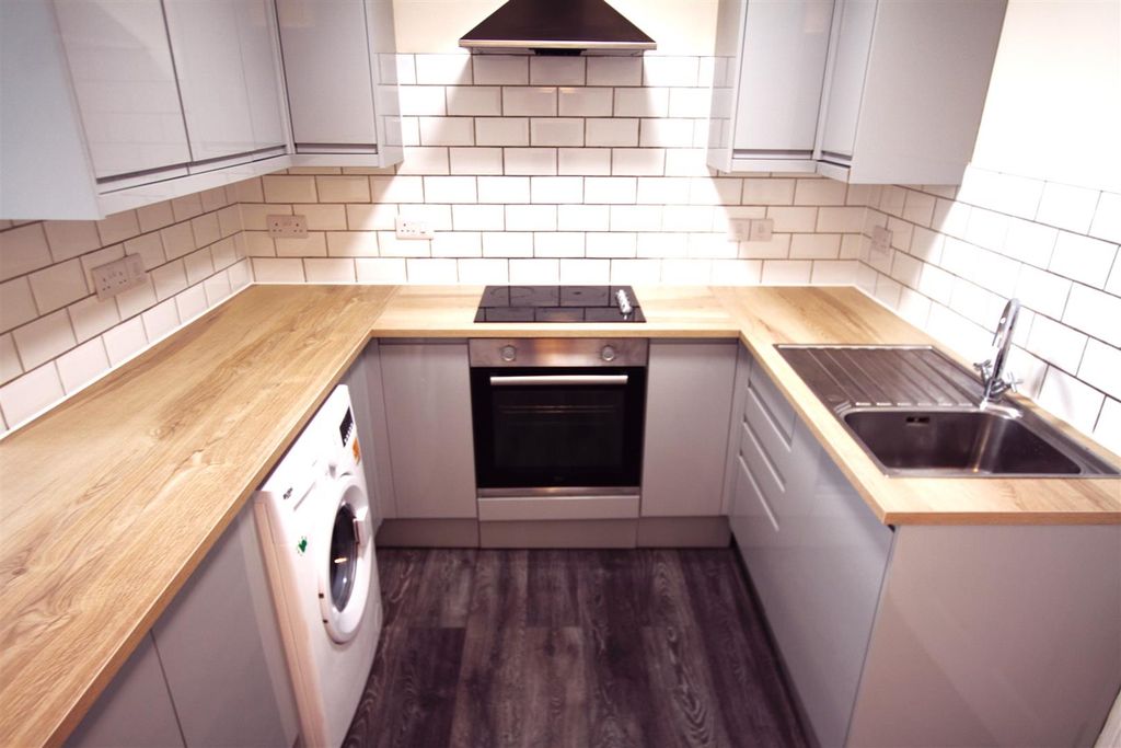 Property photo 3 of 10 Kitchen 2.Jpg