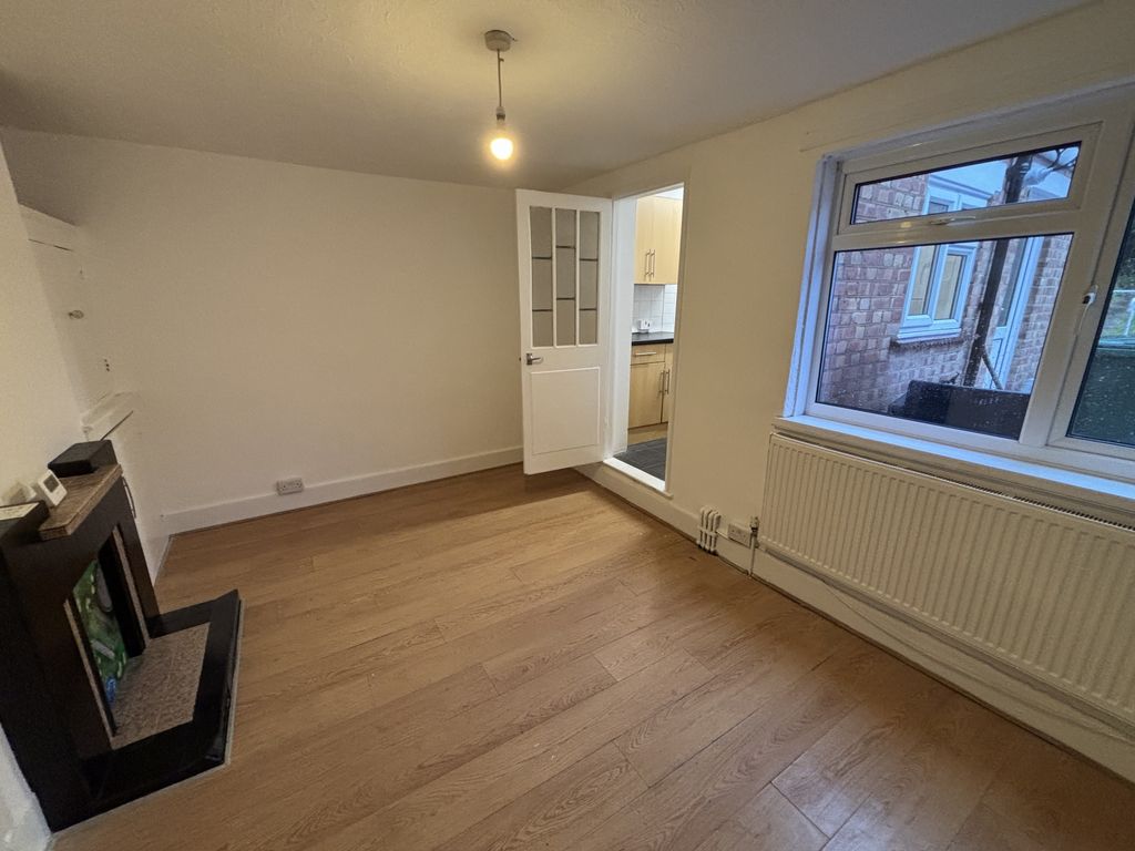 Property photo 3 of 9 Photo 6