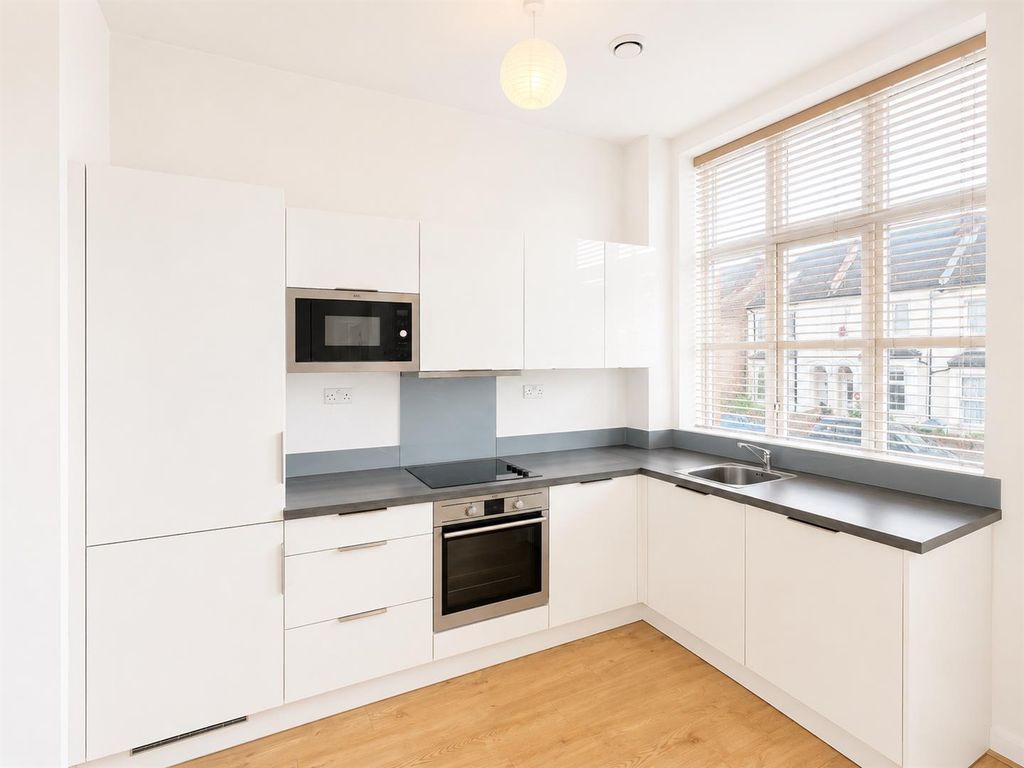 Property photo 2 of 8 Coopers Estate Agents