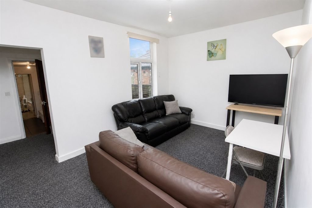 Property photo 3 of 12 Approach