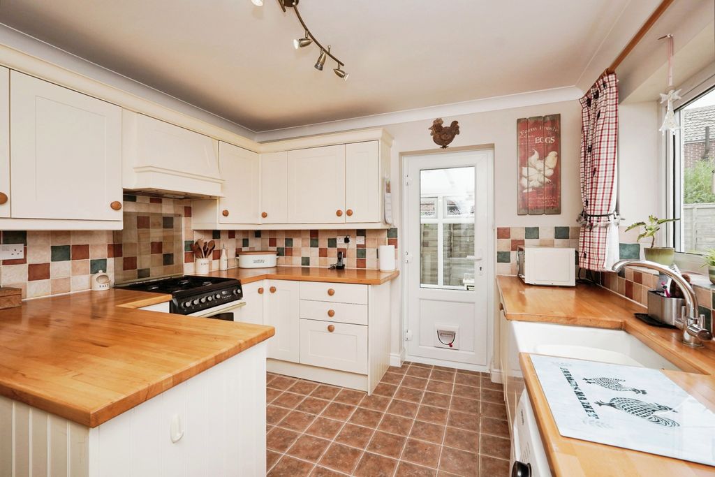 Property photo 3 of 20 Kitchen