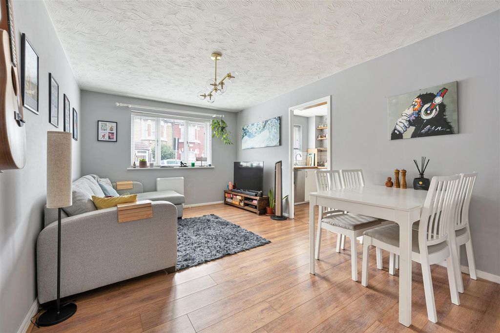 Property photo 2 of 15 Westbury Road, E17