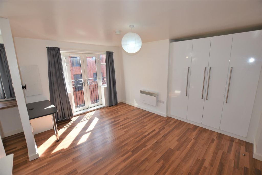 Property photo 3 of 8 Lounge/Bedroom