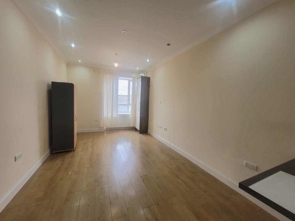 Property photo 2 of 7 Living Room