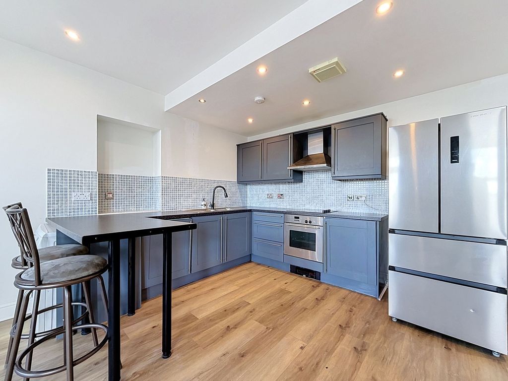 Property photo 2 of 16 Kitchen / Breakfast Bar
