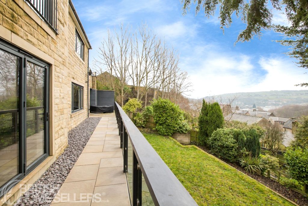 Property photo 2 of 25 19