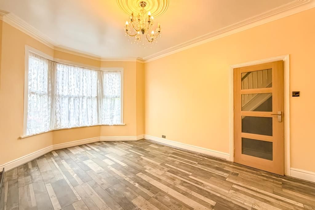 Property photo 3 of 20 Lounge