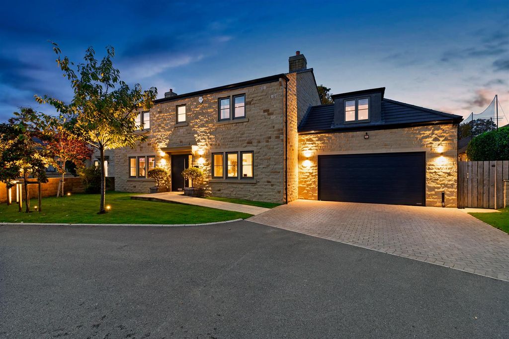 Property photo 1 of 59 The Moorlands (By Night)