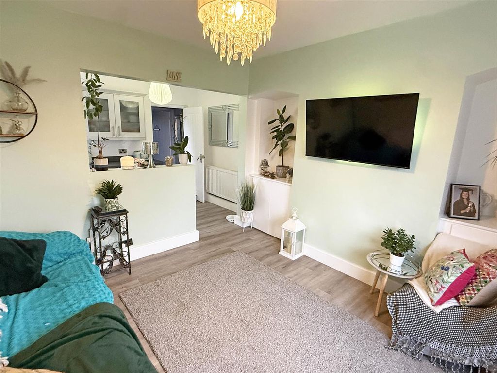 Property photo 2 of 11 Church Gardens Lounge.Jpg